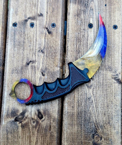Karambit noz sa sarenim secivom i crnom drskom. Replika CS:GO noza, idealan za kolekcionare i igrace.