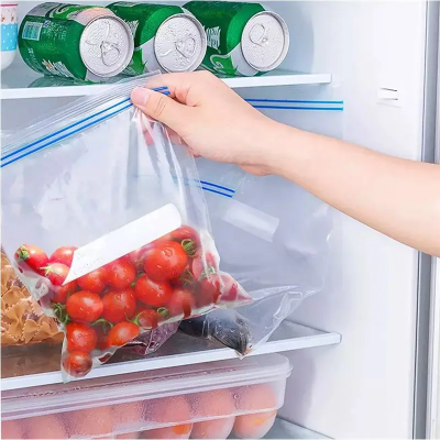 Zipper kesice sa hranom u frizideru, idealne za organizaciju i produzenje svezine namirnica