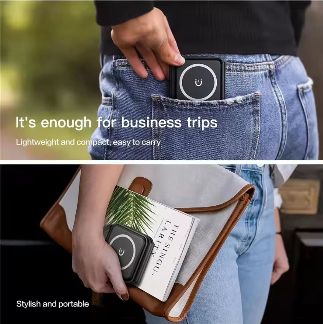 Kompaktni sklopivi bezicni punjac u crnoj boji prikazan u zadnjem dzepu farmerica i u torbi pored knjige, ilustrujuci portabilnost i prakticnost za putovanja.