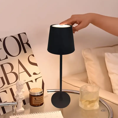 Crna led lampa na dodir na stolu pored knjiga moderna minimalisticka rasveta za spavacu sobu ili dnevni boravak u Srbiji