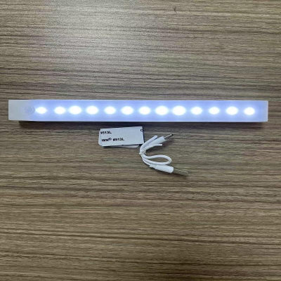 Detaljan prikaz LED trake sa senzorom pokreta. Jasne LED diode za optimalno osvetljenje. USB punjenje.