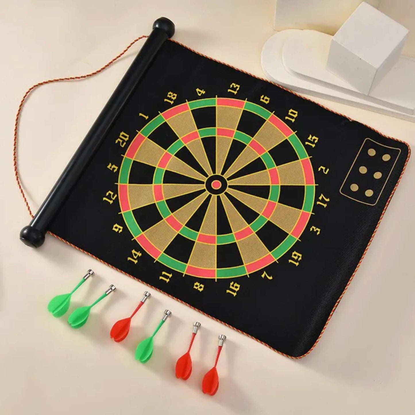 Kutija sa magnetnom darts tablom i setom magnetnih strelica. Spreman za igru.