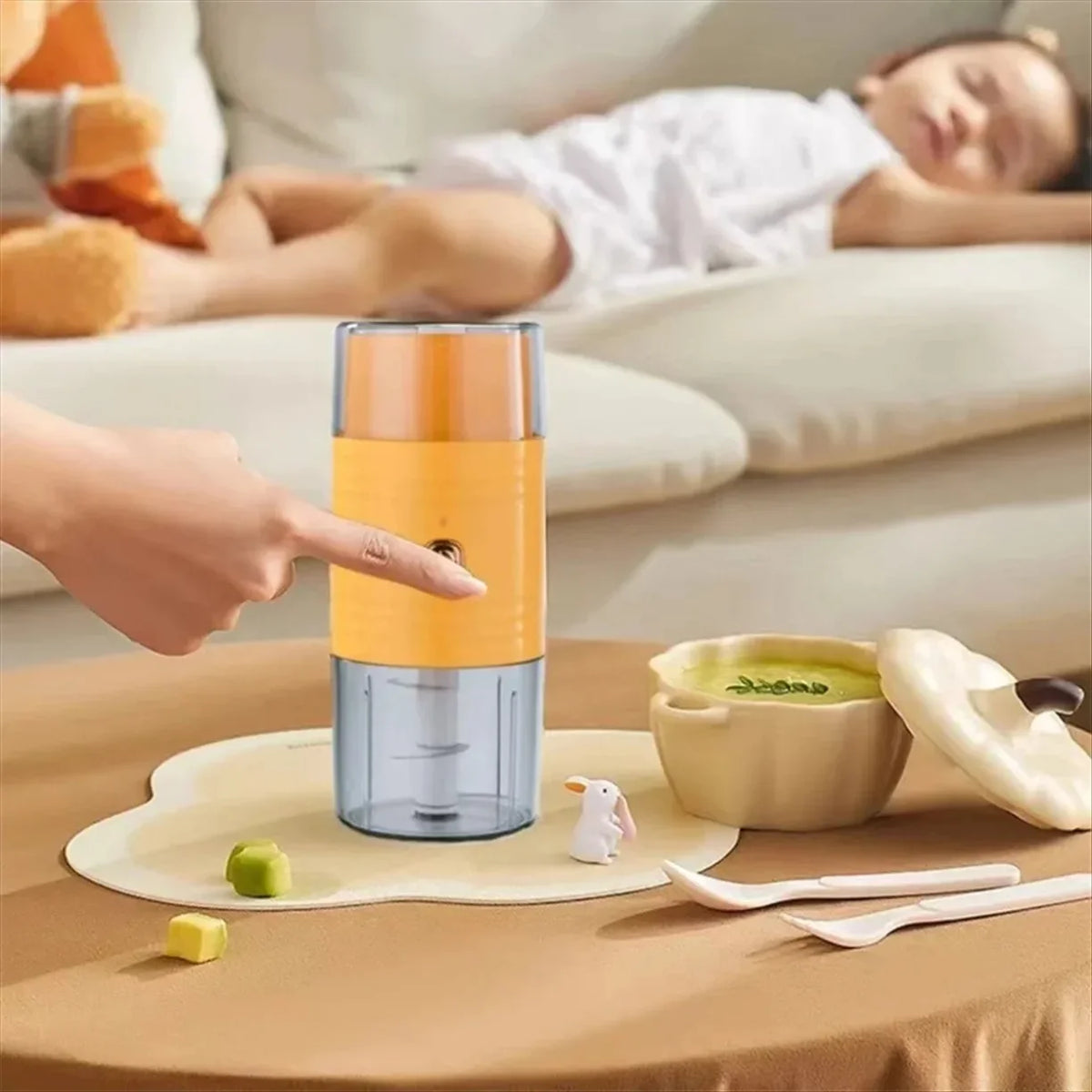 Mini seckalica priprema bebi kasicu dok beba spava