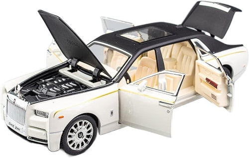 Detaljan model automobila Rolls Royce Phantom sa otvorenim vratima i haubom. Kolekcionarski auto.
