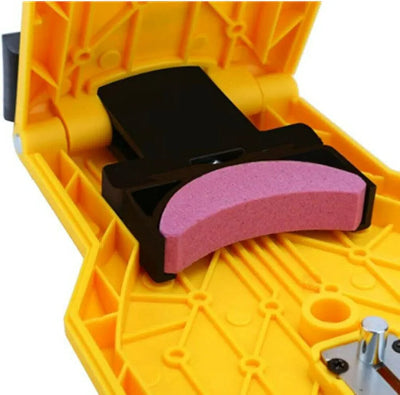 Prikaz ostrenja lanca motorne testere, ostrac obezbedjuje pravilan ugao i precizno brusenje zuba.