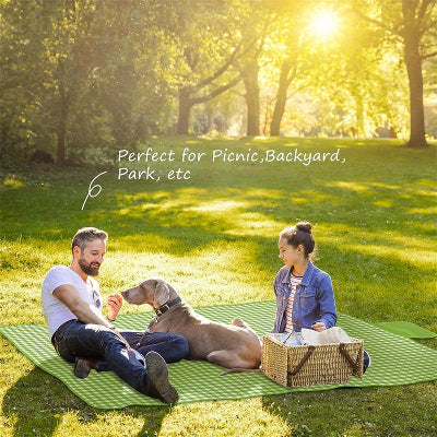 Par sa psom uziva na piknik prekrivacu. Izdrzljiv i prostran, za sve aktivnosti u prirodi.