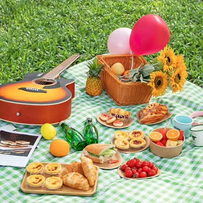 Piknik prekrivac sa hranom i picem. Savrsen za porodicne izlete, odmor u prirodi, zabavu.