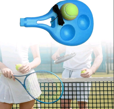 Demonstracija upotrebe teniskog trenera tokom vezbanja. Sportista koristi spravu za vezbanje forhenda i bekhenda na terenu.