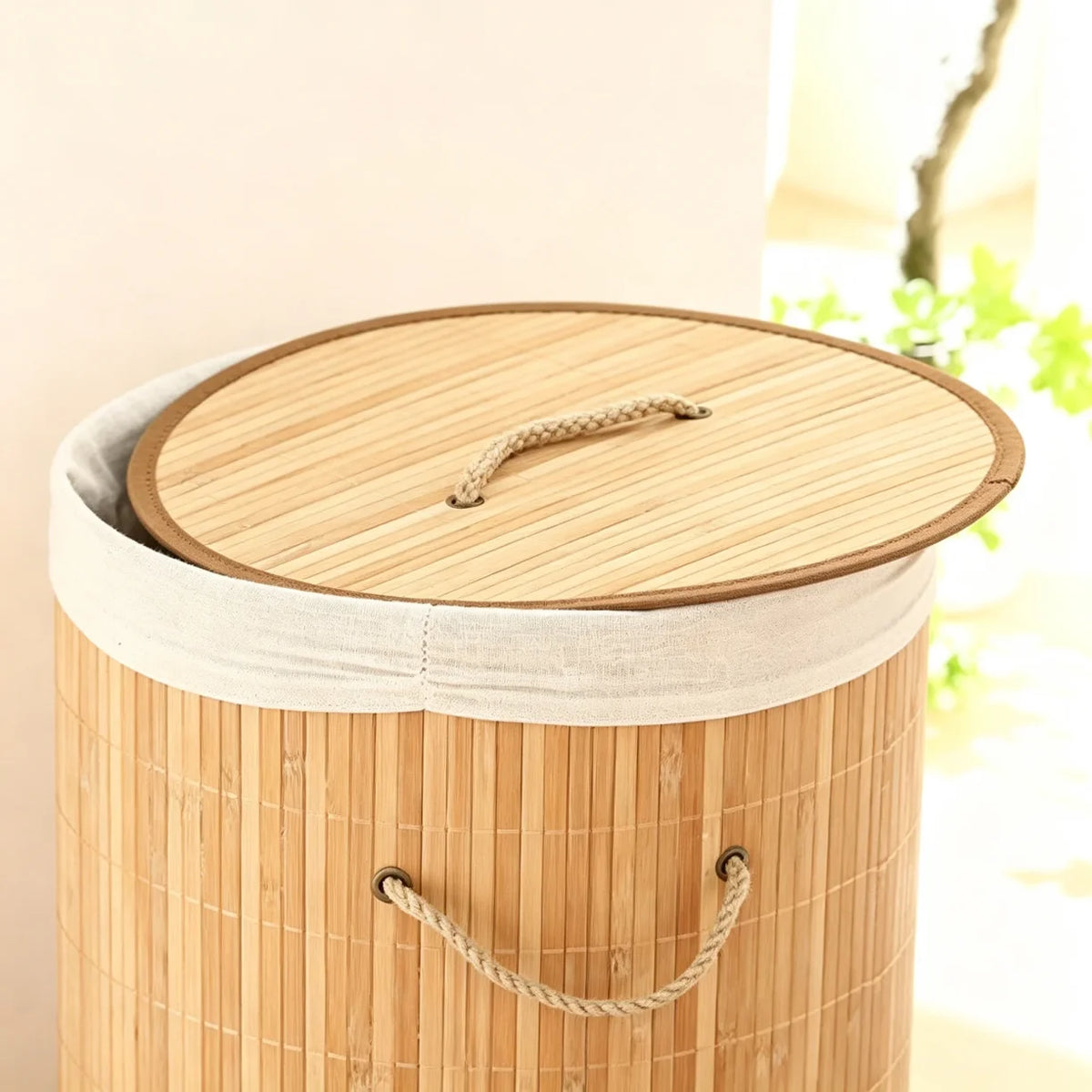 Detalj poklopca bambus korpe za ves sa ruckom