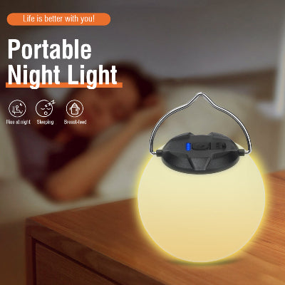 Lampa je prikazana na stolu kao nocno svetlo, daje utisak modernog dizajna i prakticnosti za domacinstvo.