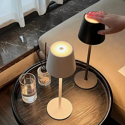 Dve prenosive led lampe crna i bela na stolu moderan enterijer sa rasvetom na dodir idealno za kucu ili kancelariju