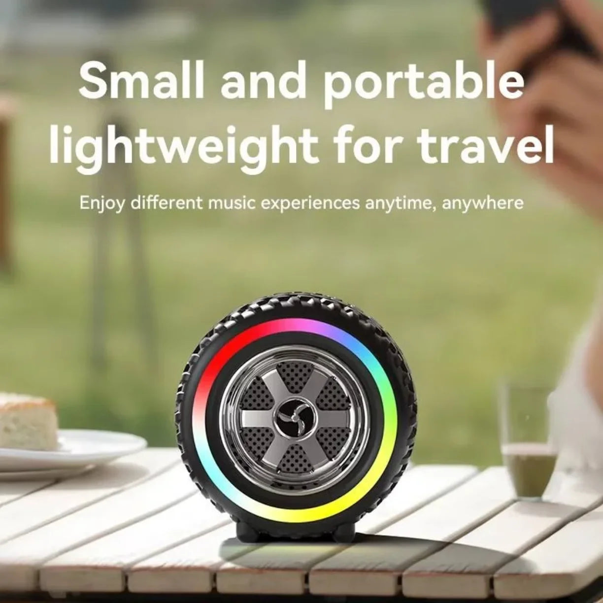 Mali prenosivi bluetooth zvucnik auto guma sa RGB svetlom na stolu napolju