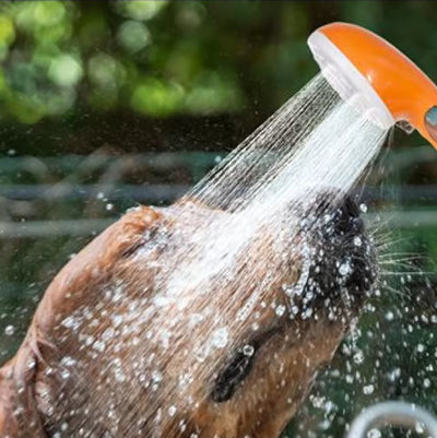 Prenosni tus idealan za kupanje kucnih ljubimaca. Podesiv protok vode, siguran za upotrebu, ekononican, lak za montazu i demontazu. Odlican za putovanja.