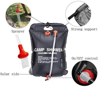 Svi delovi prenosnog solarnog tusa za kampovanje, prikazujuci torbu, crevo sa tusem, i kanap za kacenje.