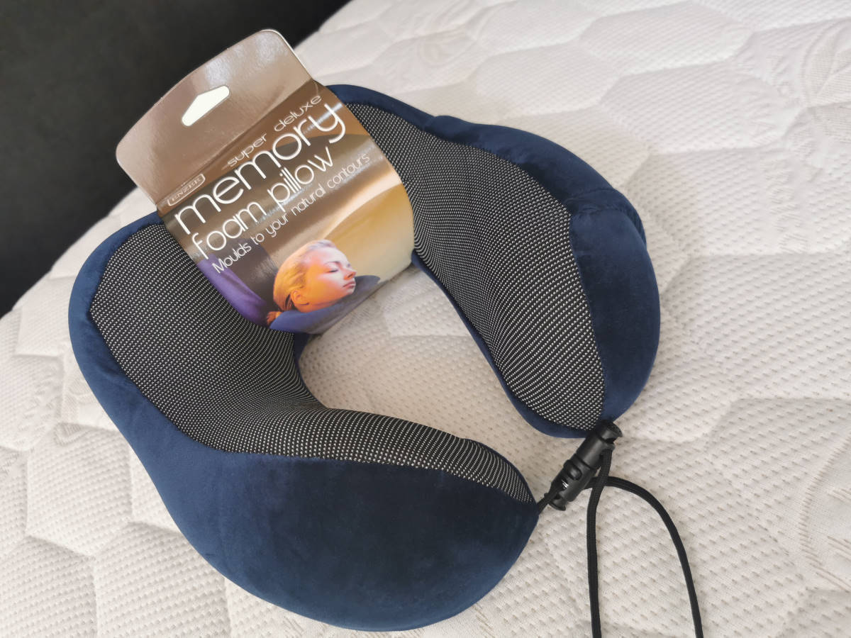 Putni jastuk od memorijske pene za podrsku vratu tokom putovanja.