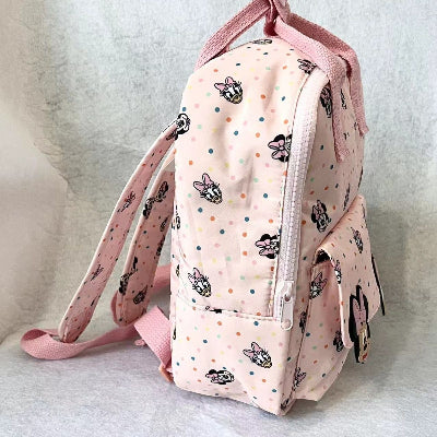 Bocni pogled decijeg ranca sa naramenicama. Roze skolski ruksak za lakse nosenje opreme i knjiga.