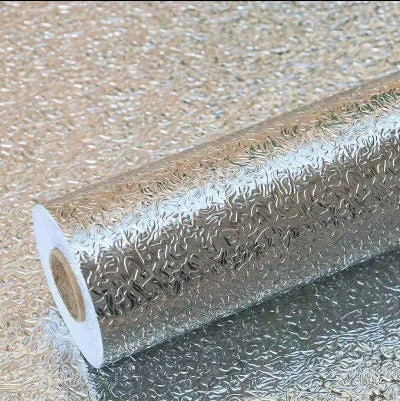 Samolepljiva aluminijumska folija za zidove u kuhinji vodootporna i otporna na masnocu idealna za zastitu povrsina.