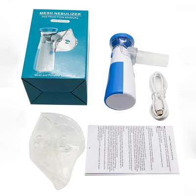 Kompletan set prenosnog nebulizatora. U pakovanju se nalaze uredjaj, dve maske, USB kabl, uputstvo i kutija.