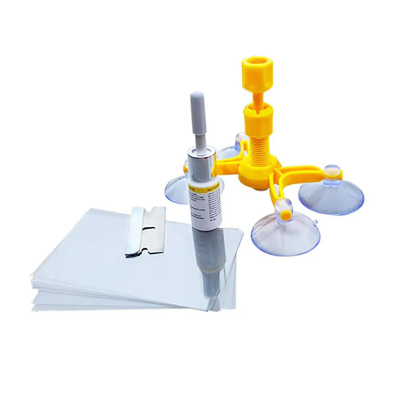 Prikaz komponenti seta za popravku vetrobranskog stakla. Kit za reparaciju stakla sadrzi lepak, fiksator i folije za ciscenje.