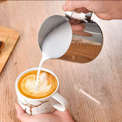 Sipanje penusanog mleka za latte art. Posuda za mleko idealna za pravljenje savrsene kafe sa penom kod kuce ili u kaficu.