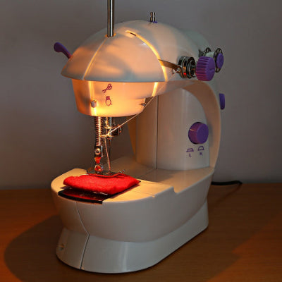 Kompaktna mini masina za sivenje sa LED svetlom. Savrsena za sivenje manjih projekata i popravki, omiljena medju pocetnicima.