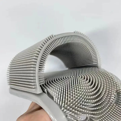 Silikonske papuce za kupatilo u sivoj boji, sa fleksibilnim dizajnom. Lagane, udobne i jednostavne za koriscenje.