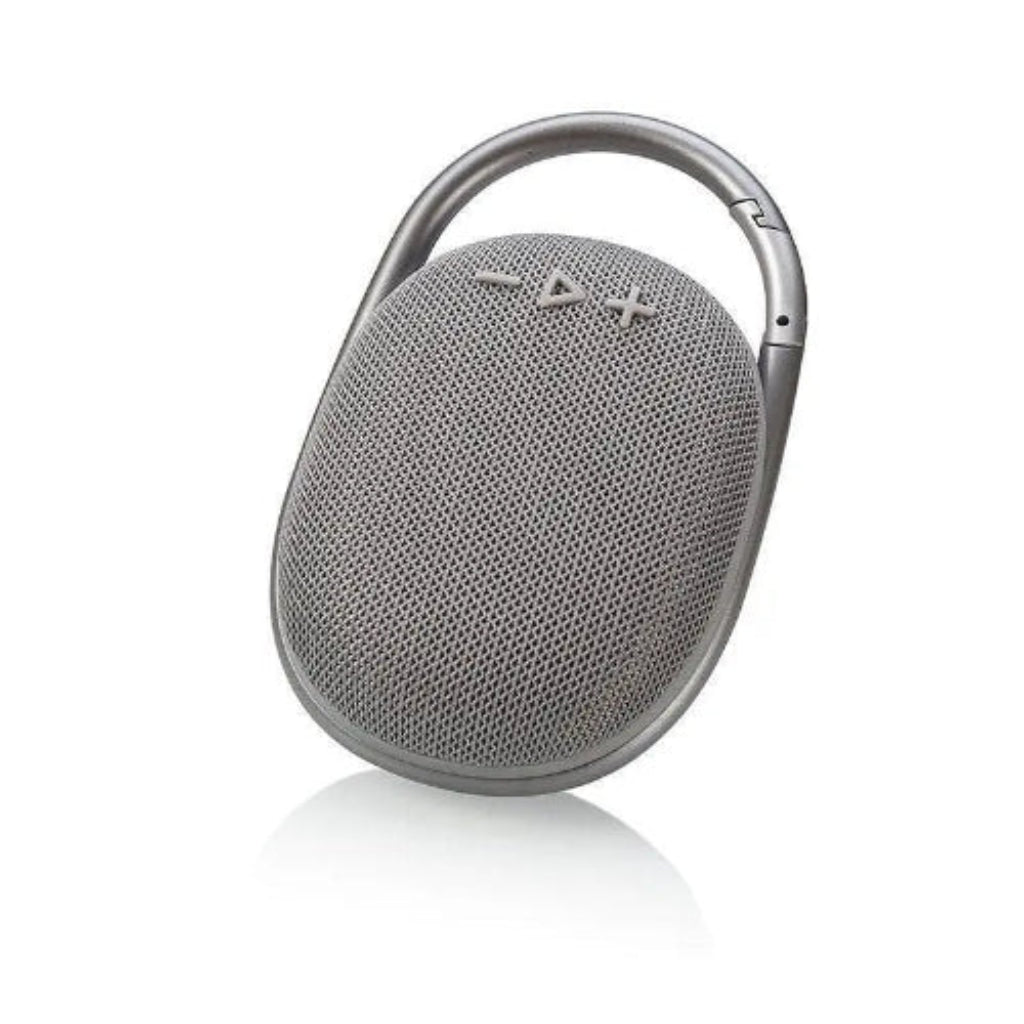 Sivi bluetooth zvucnik Clip 4 sa karabinerom na beloj pozadini