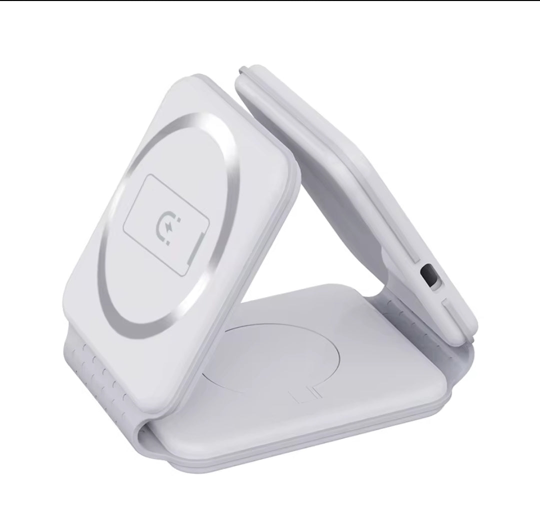 Sklopivi magnetni bezicni punjac za tri uredjaja u beloj boji, postavljen u trouglasti polozaj.