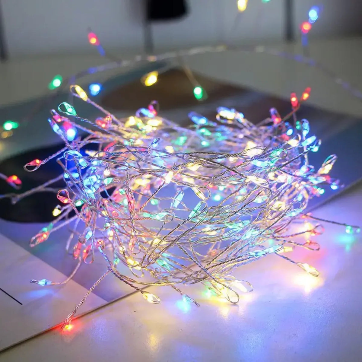 Gust snop sitnih raznobojnih LED lampica rasiren po stolu
