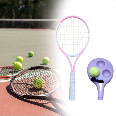 Pomagalo za teniski trening na terenu. Prikaz sprave za vezbanje udaraca i poboljsanje kondicije i igre bez partnera.