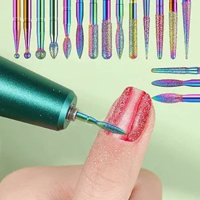 Ilustracija koriscenja dijamantske burgije za nokte za obradu i oblikovanje nadogradjenih noktiju. Savrsena alatka za precizan manikir.