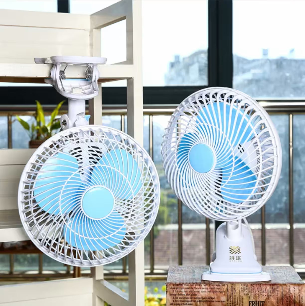Ventilator sa stipaljkom moze da se koristi zakacen na policu ili postavljen na sto
