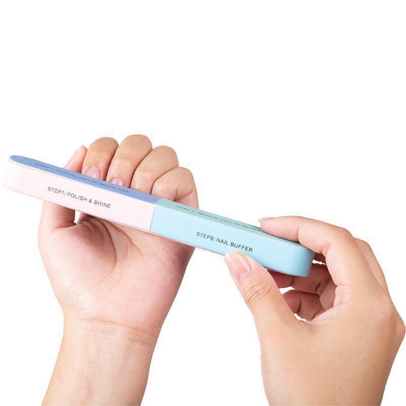 7u1 turpija za nokte u ruci tokom poliranja