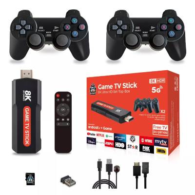 8K Game TV Stick sa dva bežična dzojstika, daljinskim upravljačem i pratećom opremom. Idealno za igranje i striming.