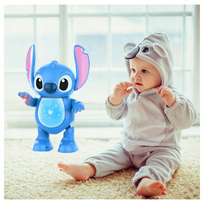 Beba u kombinezonu se igra sa plavom Stitch plesacom igrackom na podu mekana prostirka zabava za bebe