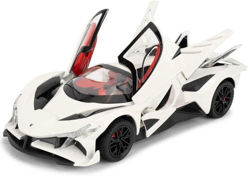 Model belog sportskog automobila Apollo Evo sa crnim detaljima i crvenom unutrasnjosti postavljen je na beloj pozadini. Vrata automobila su otvorena prema gore. Automobil ima crne felne sa crvenim detaljima.