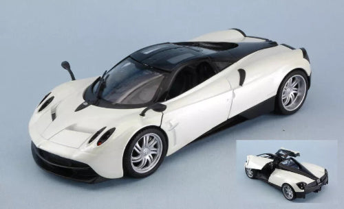 Model belog Pagani Huayra automobila sa crnim krovom i crnim detaljima postavljen je na svetloplavu pozadinu. U donjem desnom uglu nalazi se umanjena slika istog modela sa otvorenim vratima i zadnjim poklopcem.