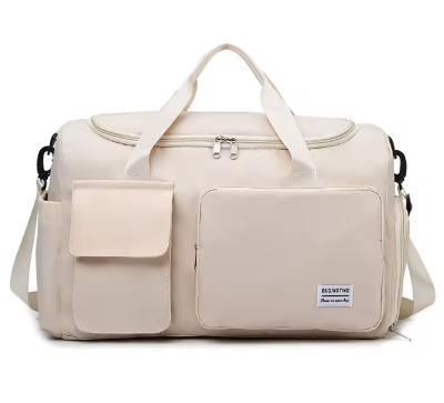 Moderna bez putna torba sa ruckama i kaisem. Prostrana i funkcionalna, idealna kao vikend torba.