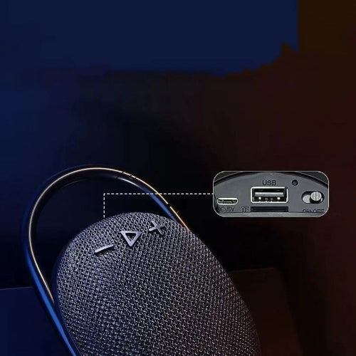 Detaljan prikaz USB porta za punjenje na Bluetooth zvucniku. Jednostavno punjenje za dugotrajno slusanje muzike.