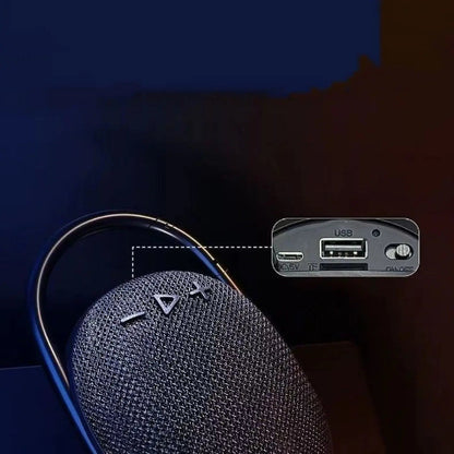 Detaljan prikaz USB porta za punjenje na Bluetooth zvucniku. Jednostavno punjenje za dugotrajno slusanje muzike.
