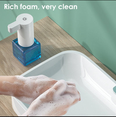 Bogata pena za pranje ruku cista i gusta pena automatski dozator sapun higijena ciscenje ruku kupatilo beli lavabo elegantan