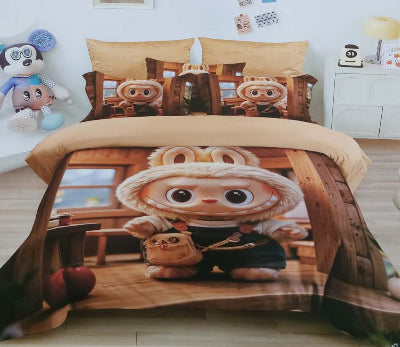 Dečija posteljina set braon sa krznenim zekom u drvenoj kolibi. Prekrivac jorgan za deciju sobu bajkoviti dizajn i dezen.