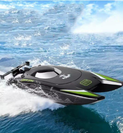 RC trkacki brod juri po talasima. Visoka stabilnost i odlicne performanse. Adrenalin na vodi.