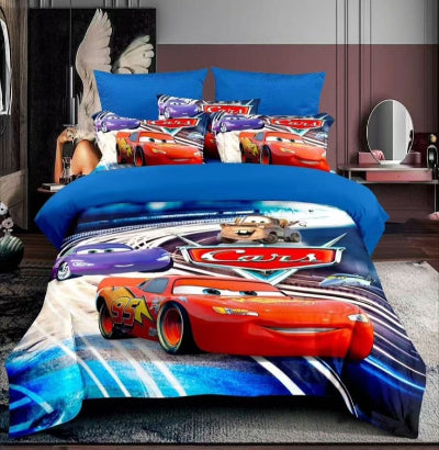 Luksuzni decija posteljina Cars Automobili set plava za krevet Munja Mekvin i Mater. Veliki prekrivac sa 3D efektom i jastucnice.