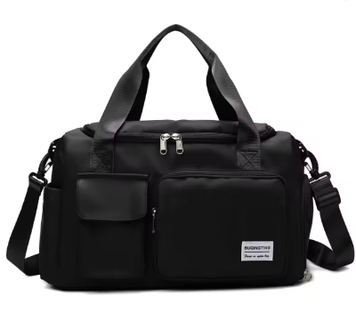 Elegantna crna putna torba sa vise dzepova. Prakticna za teretanu, kratka putovanja i svakodnevnu upotrebu.