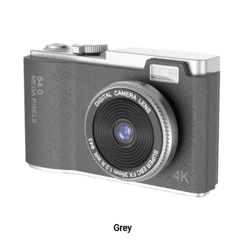 Crni digitalni fotoaparat 4K rezolucije, sa poklopcem objektiva, na beloj pozadini.