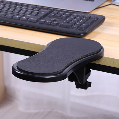 Crni ergonomski naslon za ruku pricvrscen za radni sto, dizajniran za udoban rad na racunaru sa tastaturom.

