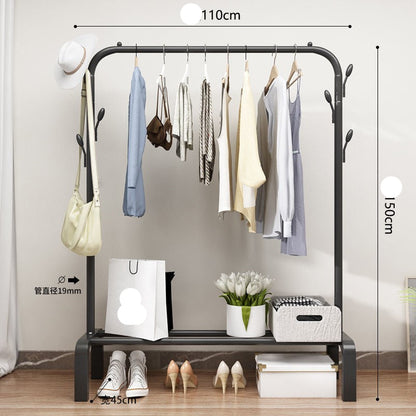 Garderober stalak sa merama, prikazan u kucnom enterijeru sa drvenim podom i zavesama.