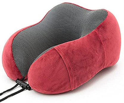 Fotografija prikazuje crveni jastuk za vrat sa svetlosivim prugastim detaljima u obliku slova "U". Jastuk leži na beloj površini, a vide se i crne vezice sa plastičnim krajevima.