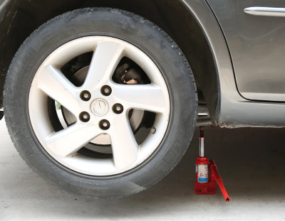 Upotreba hidraulicne dizalice 5t za podizanje automobila zamenu tocka tocak guma alu felna servisiranje